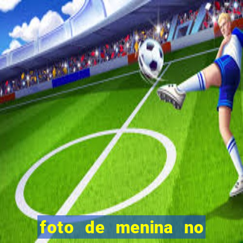 foto de menina no espelho cacheada