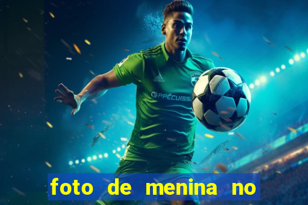foto de menina no espelho cacheada