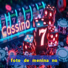 foto de menina no espelho cacheada