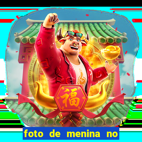 foto de menina no espelho cacheada