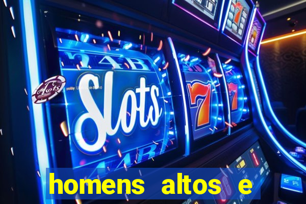 homens altos e magros pelados