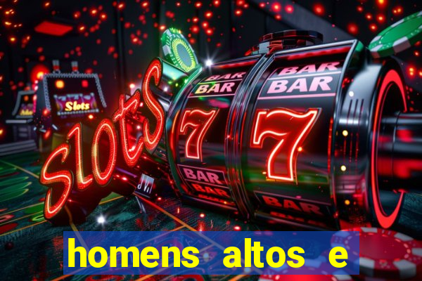 homens altos e magros pelados