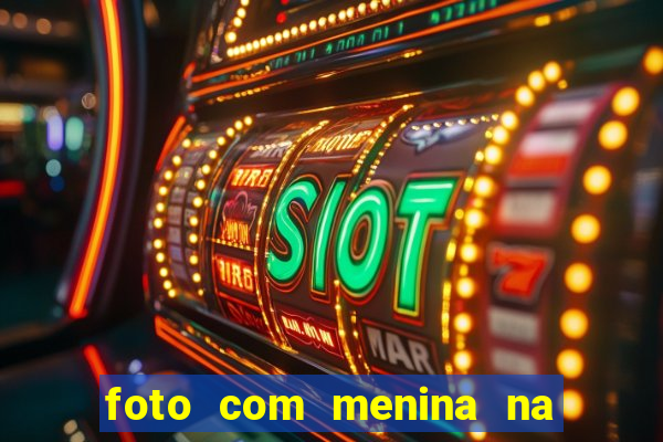 foto com menina na cama fake
