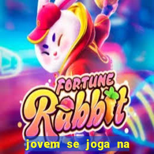 jovem se joga na linha do trem 2024