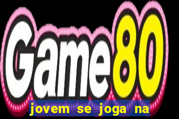 jovem se joga na linha do trem 2024