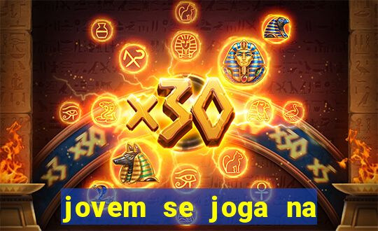 jovem se joga na linha do trem 2024